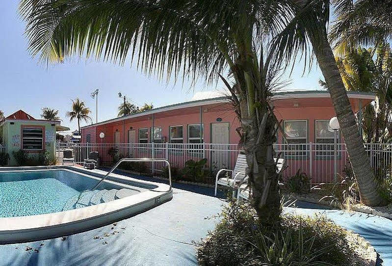 Shipwreck Motel Fort Myers Beach Exterior photo